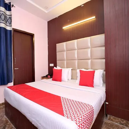 Oyo 13119 Skydeep Hotel 3*